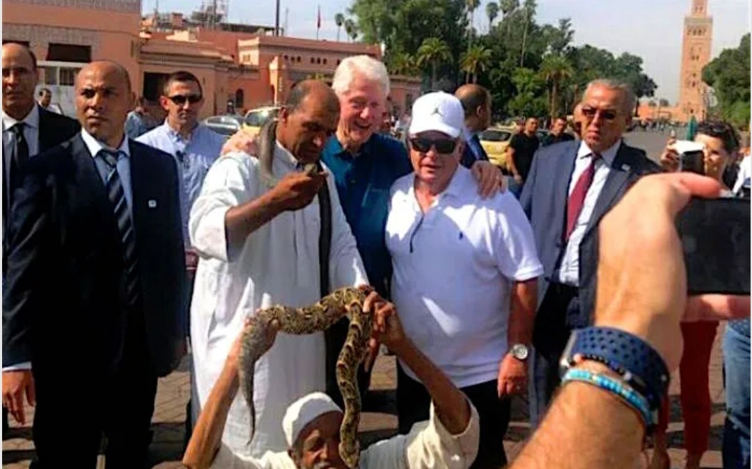 Marrakech: Bill Clinton se balade à Jemaa el-Fna