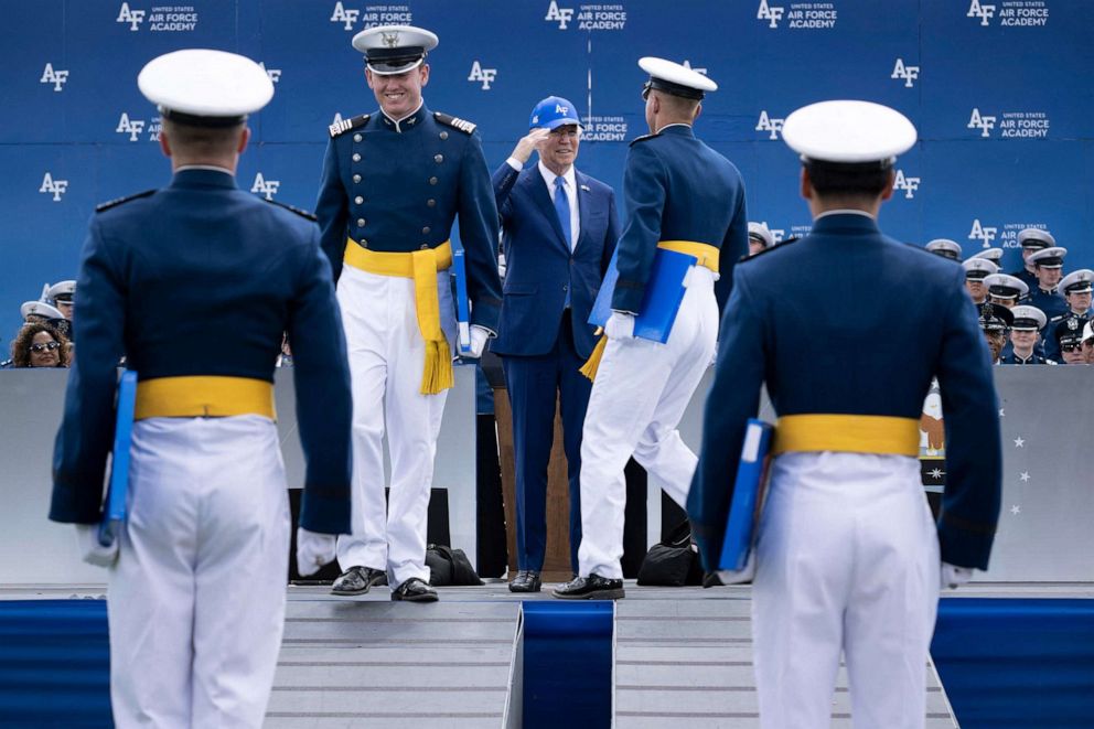 Chute de Joe Biden lors de la cérémonie de remise des diplômes de l'Académie de l'US Air Force