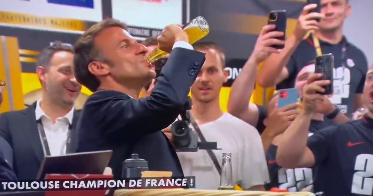 VIDÉO. Emmanuel Macron siffle une bière "cul sec" dans le vestiaire des Toulousains