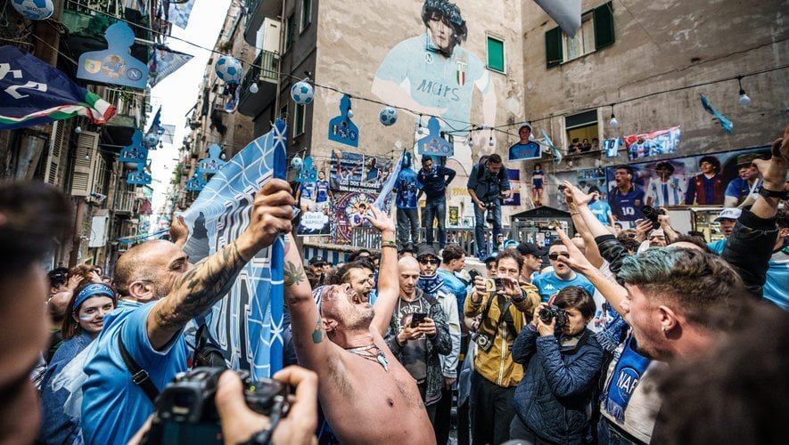 En fuite depuis 11 ans, un mafieux italien, figurant sur la liste des personnes les plus recherchées du pays, en célébrant la victoire de Naples, son club de foot