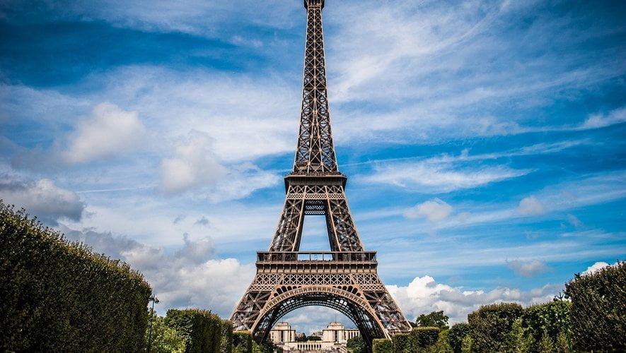 Il saute de la tour Eiffel en parachute après avoir escaladé un des piliers : l'homme interpellé alors qu'il se cachait dans un buisson