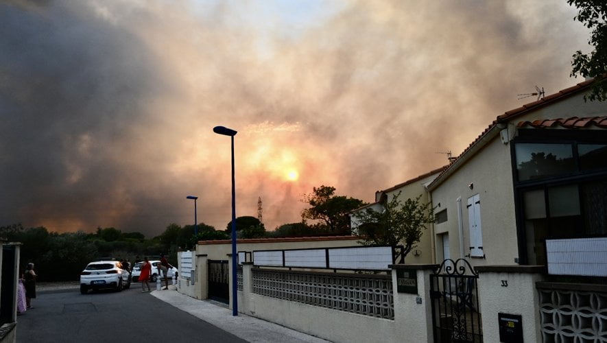 Incendie de Saint-André : 30 maisons impactées dont 8 dans lesquelles le feu est entré, annonce le préfet