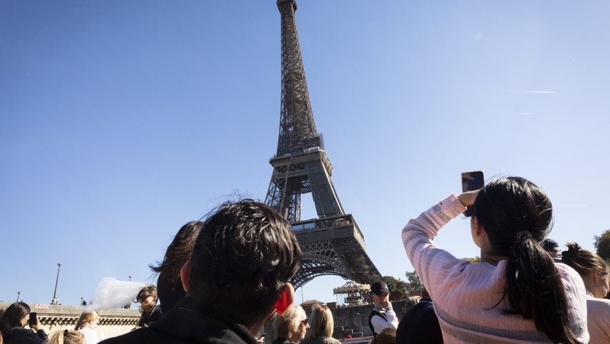 Ivres, deux Américains passent la nuit dans la Tour Eiffel : les pompiers ont dû intervenir pour les réveiller