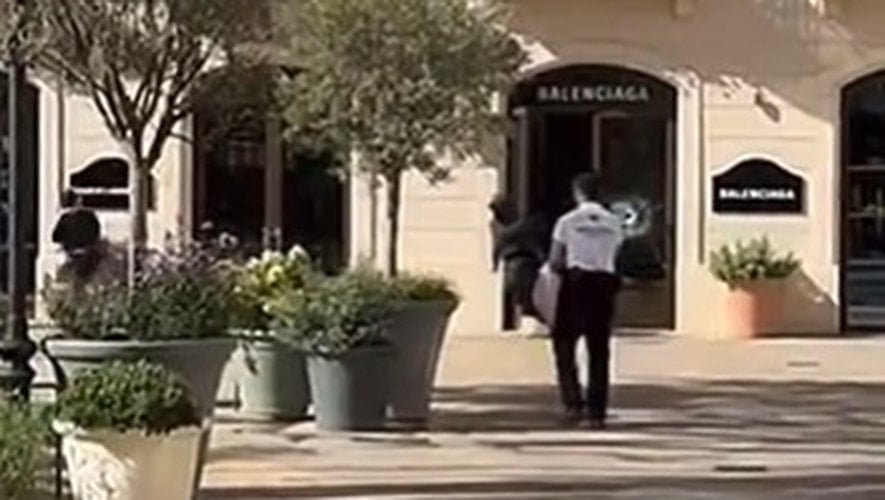 VIDEO Ils s'enfuient avec 58 000 euros en vêtements, sacs et accessoires : le braquage du magasin Balenciaga de La Roca Village filmé en direct