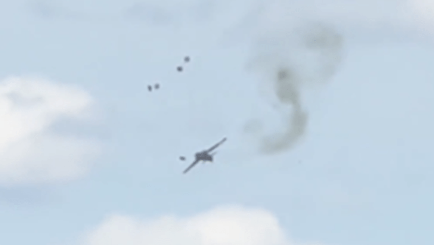 VIDEO. Le drame évité de justesse : un avion de chasse Mig-23 se crashe lors d'un meeting aérien, le pilote et son passager s'éjectent in extremis