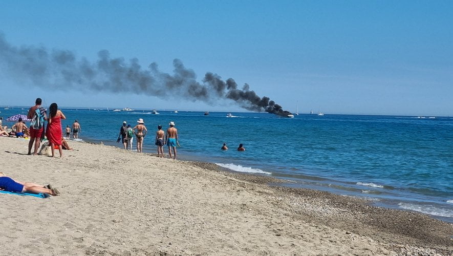 VIDEO. Près de Perpignan : un bateau prend feu au large et vient s'échouer sur la plage en flammes, les passagers secourus in extremis