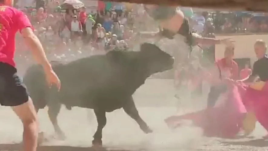 VIDEO. Il tentait de lui sauter sur le dos : un vacancier français dans un état grave après avoir été encorné par un taureau en Espagne