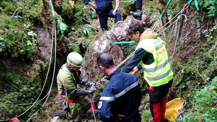 Évacuation sans faille pour un spéléologue blessé et coincé sous terre en Haute Vallée de l'Aude