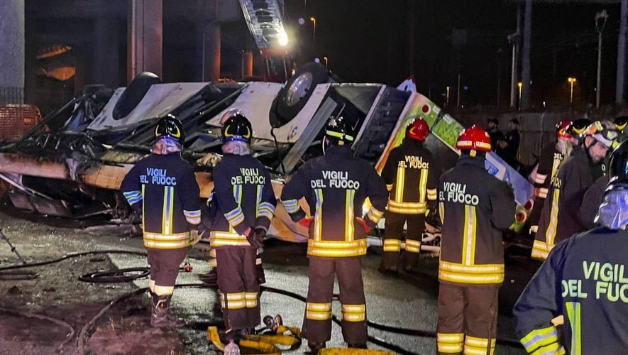 21 ans morts dans l'accident d'un bus à Venise : les terribles images de la chute de l'autocar