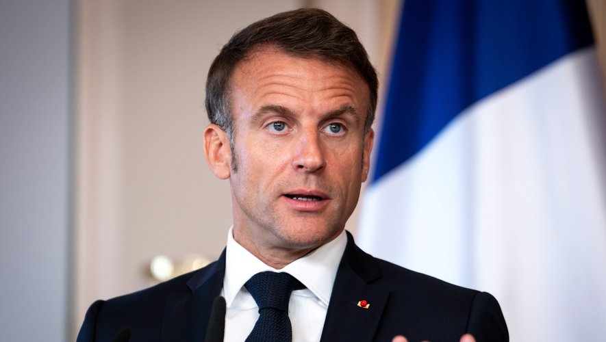 Attentat dans un lycée d'Arras : Emmanuel Macron demande de passer "au peigne fin" le fichier des radicalisés expulsables