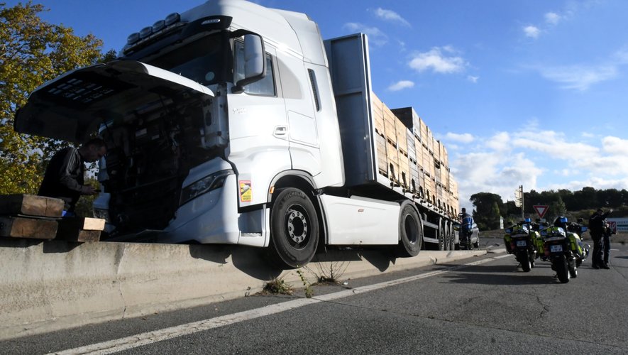 Carcassonne : le chauffeur s'endort, son camion de 44 tonnes se pose sur le terre-plein central du rond-point de Béragne