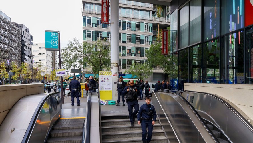 Femme voilée menaçante dans le RER C: Pas d'explosif retrouvé sur la femme qui menaçait de mort d'autres passagers, son pronostic vital toujours engagé