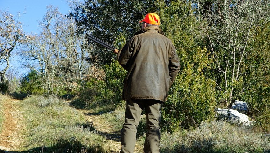 La partie de chasse tourne mal : un chasseur tire sur son fils, le jeune homme hospitalisé