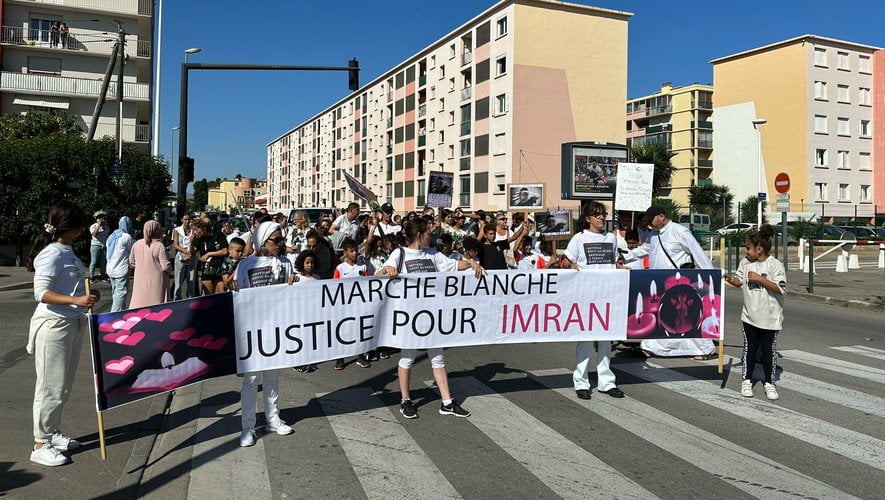 Marche blanche à Perpignan : Une centaine de personnes rendent hommage à Imran, "le petit martyr"