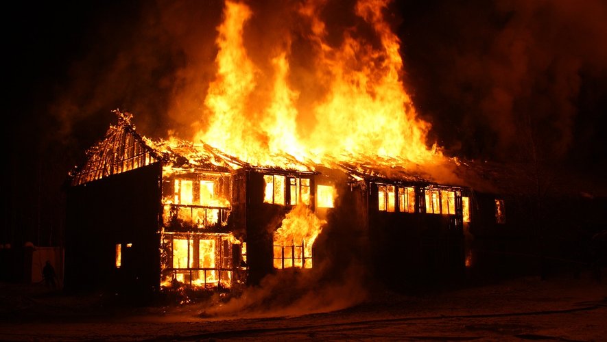 "Nous avons tout perdu" : leur véhicule électrique prend feu en pleine nuit, les flammes se propagent à leur maison et la détruisent en 10 minutes