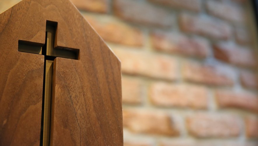 Pédocriminalité dans l'Eglise : des vitraux du père Ribes, surnommé le "Picasso des églises", vont être enlevés