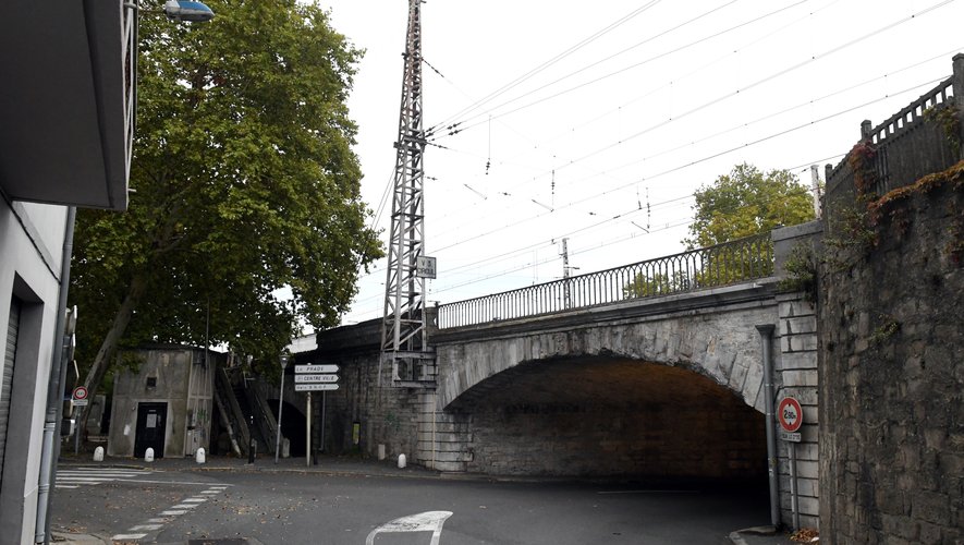 Trafic SNCF interrompu une partie de la nuit : l'homme juché sur un pylône électrique à la gare de Carcassonne s'est échappé d'un établissement psychiatrique