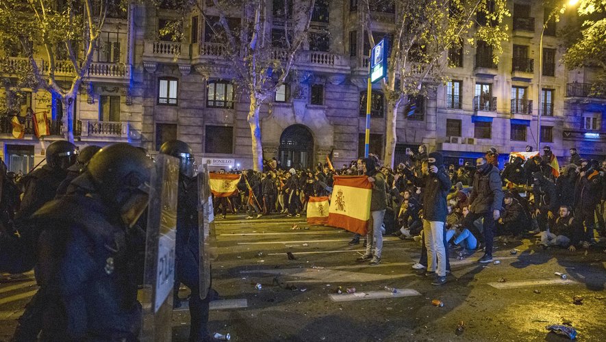 Espagne: Sous les cris et les chants franquistes… Deuxième nuit d'émeutes à Madrid contre l'amnistie des dirigeants indépendantistes catalans