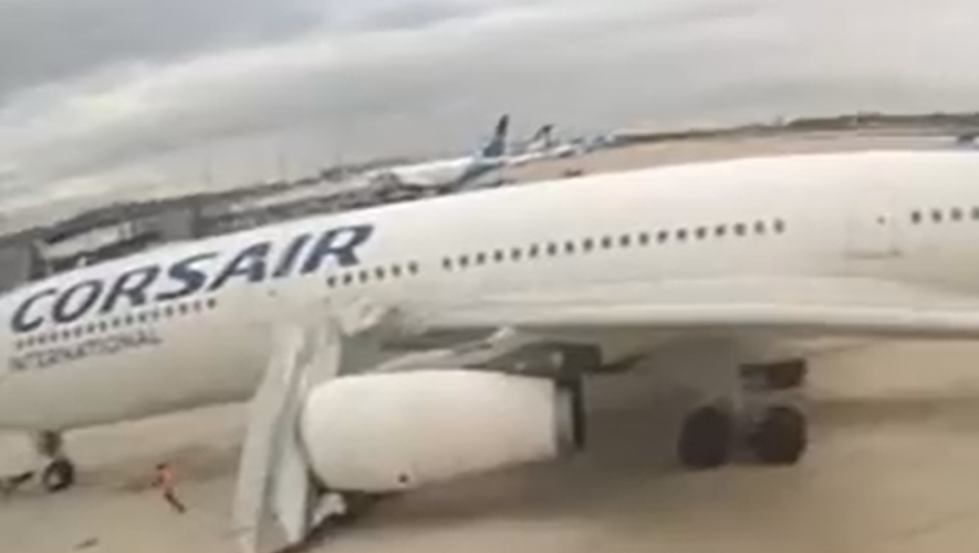 Un Airbus A330 percute une passerelle pour passager à l'aéroport de Paris Orly