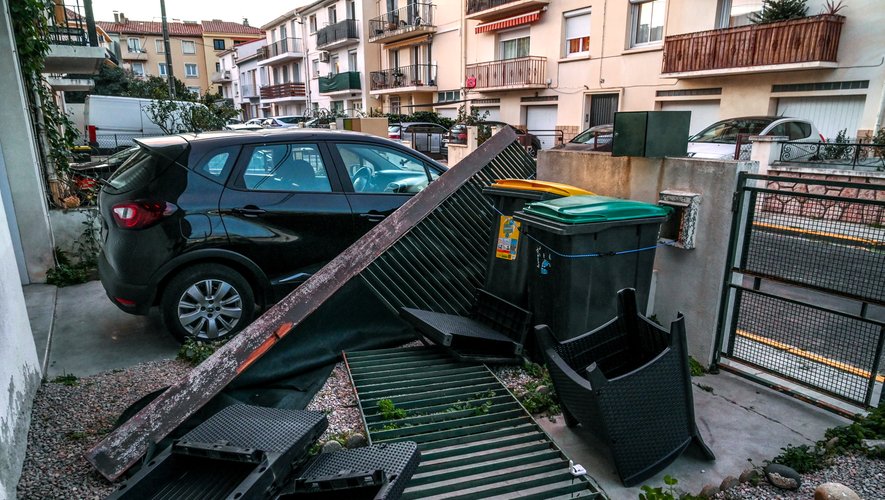 "À 5 minutes près, mon fils la prenait sur la tête" : à Perpignan, le vent fait tomber la rambarde de son balcon sur sa voiture