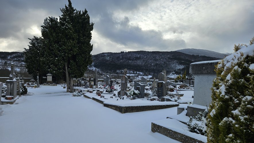 Aude : Le maire de Belcaire décrit un village encore "sous le choc" après la profanation de son cimetière