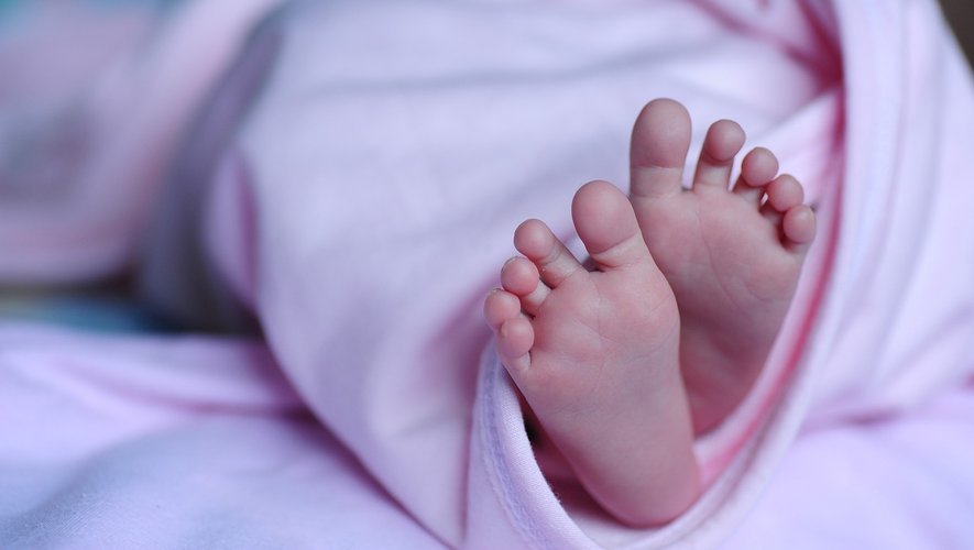 Bébé retrouvé dans un sac poubelle couvert de sang et de placenta avec le cordon ombilical qui pendait : un mois après la terrible découverte, sa mère arrêtée
