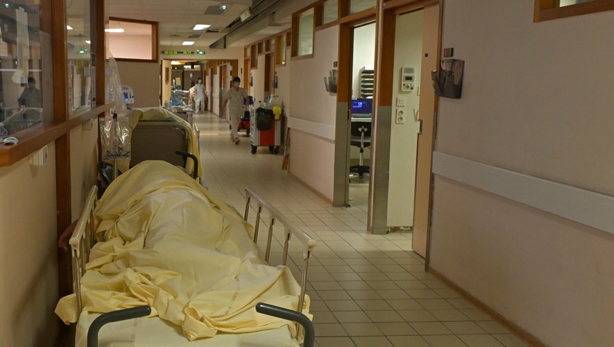 Drame à l'hôpital : "elle se trouvait sur un brancard en file d'attente", une patiente de 86 ans décède aux urgences qui étaient saturées