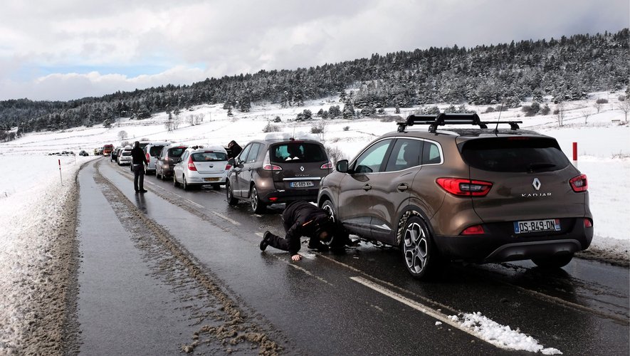 Grosses chutes de neige dans les Pyrénées : une quarantaine d'automobilistes bloqués pendant 3 heures sur la route pour monter à cette station de ski