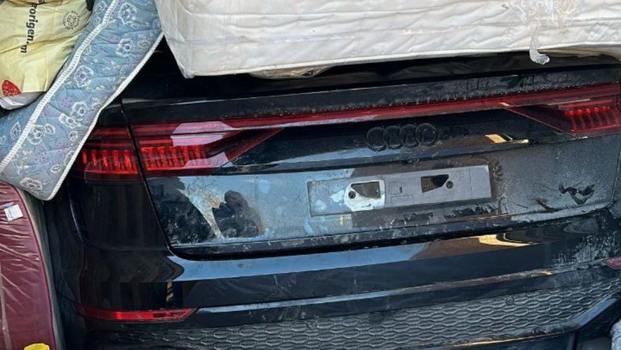 Les voleurs n'avaient pas désactivé le GPS intégré : une voiture d'une valeur de 240 000 euros retrouvée cachée dans la remorque d'un camion
