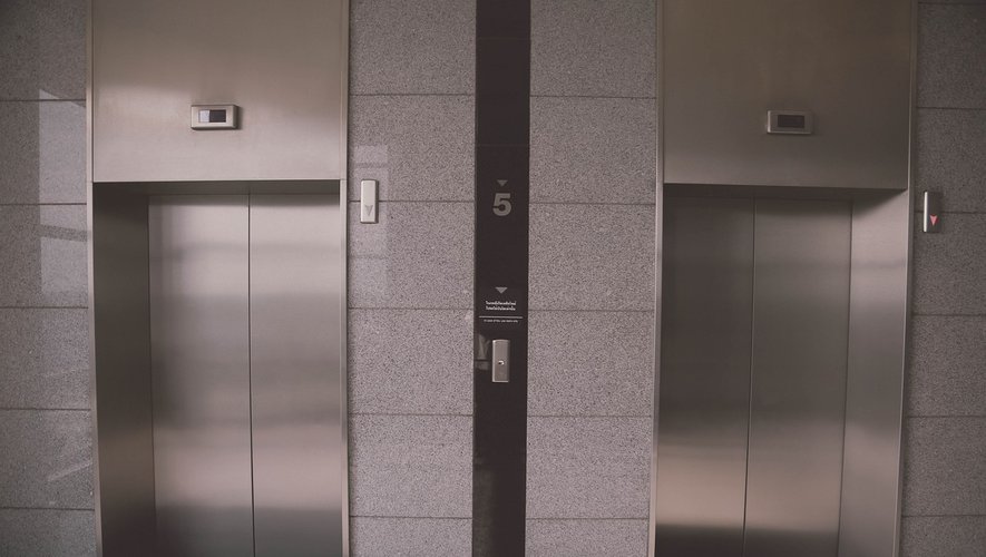 "On a peur..." : porte d'entrée cassée, urine et excréments dans l'ascenseur... des résidents exaspérés par des squatteurs dans leur immeuble