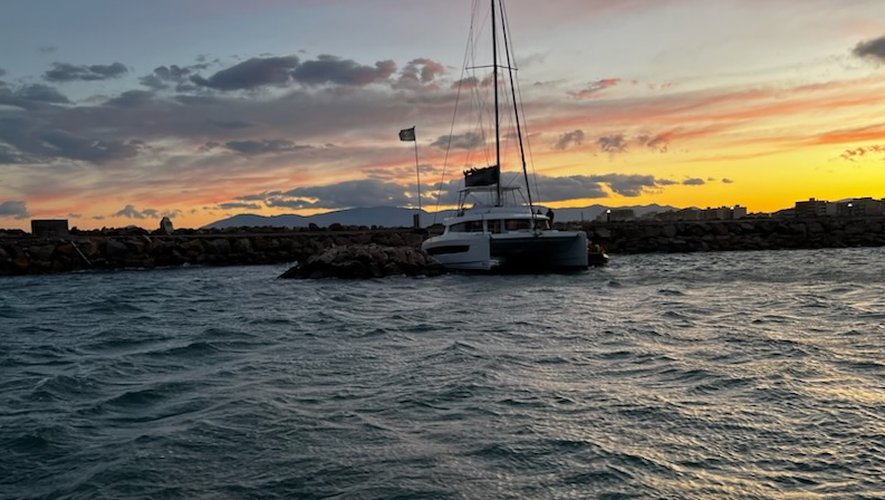Près de Perpignan : un catamaran rompt les amarres à cause du vent, les SNSM du Barcarès et de Canet à la rescousse