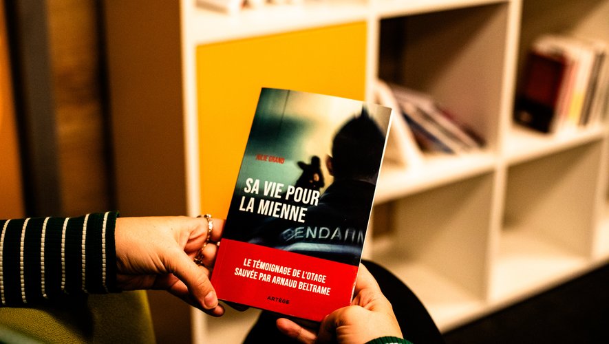 Procès des attentats de Trèbes et Carcassonne : "Sa vie pour la mienne", Julie, otage de Radouane Lakdim sort du silence dans un livre hommage à Arnaud Beltrame