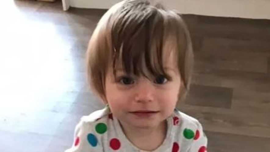Recroquevillé dans son pyjama, allongé par terre dans le salon : un petit garçon de 2 ans retrouvé mort de faim à côté de son père décédé depuis plusieurs jours