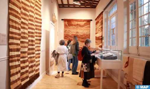 Une exposition célèbre à Madrid l’authenticité des tapis amazighs