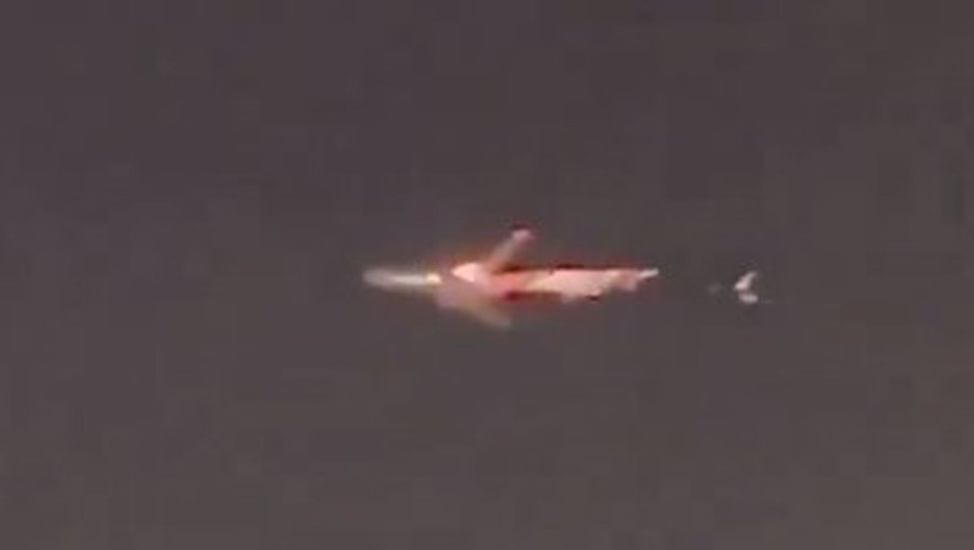 VIDEO. "Oh mon Dieu ! Il est en feu !" : un avion s'enflamme en plein vol, les ennuis s'accumulent pour Boeing