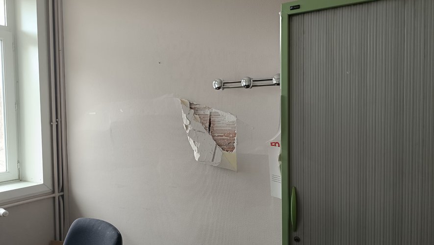 VIDEO - Perpignan : murs lézardés, sol fissuré, dalle affaissée... huit bureaux évacués au commissariat de peur d'un effondrement
