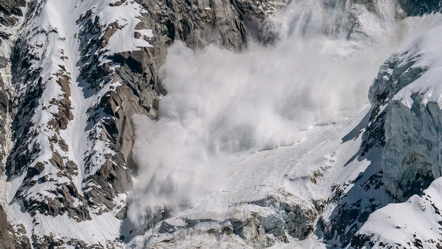 Une des avalanches "les plus graves depuis 20 ans en France" : au moins 4 morts, un blessé et deux disparus dans le Puy-de-Dôme