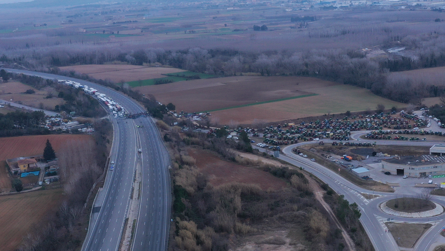 Agriculteurs espagnols en colère: L'autoroute AP-7 toujours coupée à Gérone, les poids lourds "stockés" sur l'A9 entre Perpignan et Le Boulou