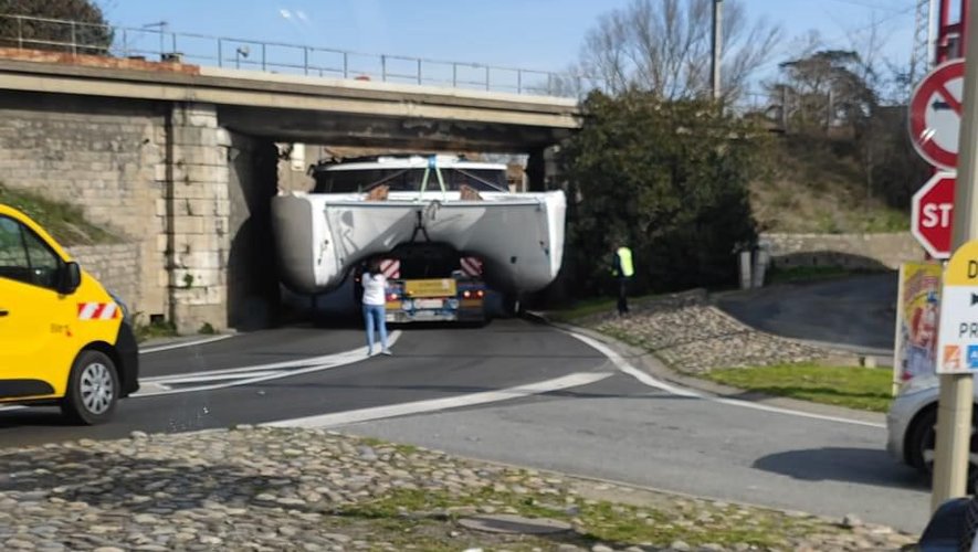 Aude : le catamaran se retrouve bloqué sous le pont SNCF
