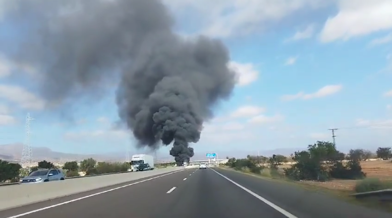 Incendie sur la Route entre Marrakech et Agadir : Un Camion Dévasté par les Flammes 