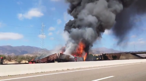 Incendie sur la Route entre Marrakech et Agadir : Un Camion Dévasté par les Flammes 