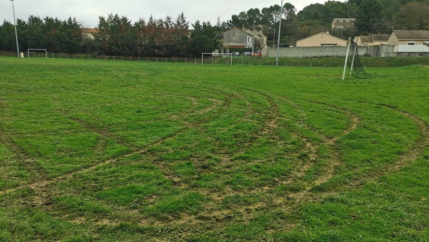 Conques-sur-Orbiel : suite à un rodéo, la pelouse du stade Joliot-Curie saccagée