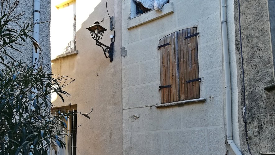 Pyrénées-Orientales - Le compagnon "totalement ivre" dans leur cuisine, des gémissements dans la cour : des voisins qui ont retrouvé la femme défenestrée témoignent