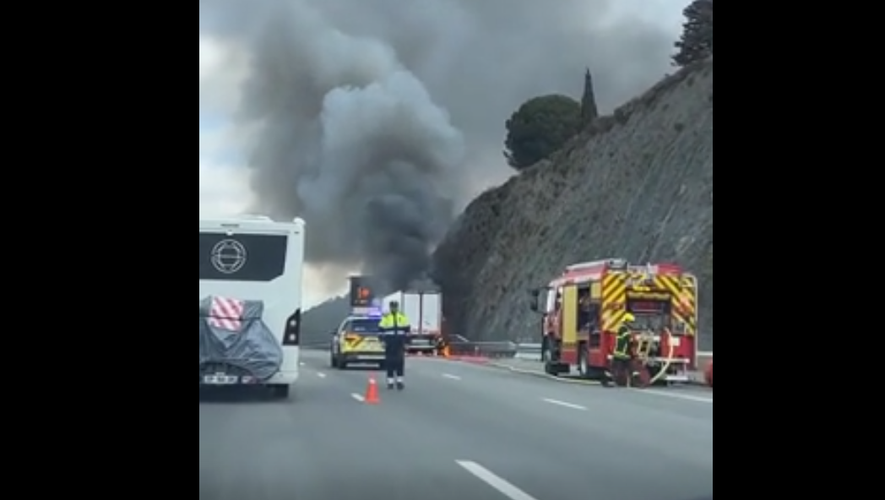 Pyrénées-Orientales : un camion s’embrase entièrement sur l’autoroute A9 au niveau du Perthus, la circulation perturbée dans le sens Espagne-France