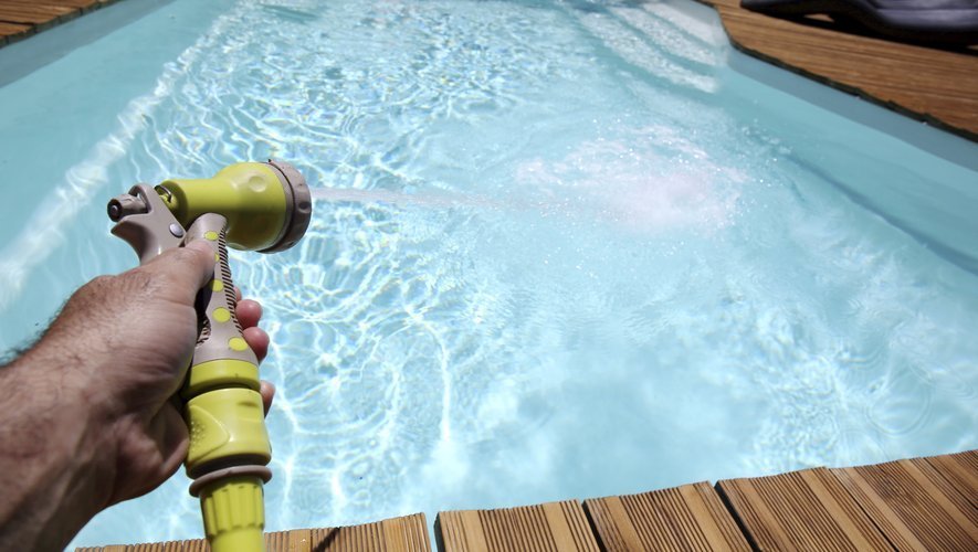 Sécheresse : il remplit sa piscine malgré l'interdiction et place un aimant sur le compteur d'eau pour masquer sa consommation excessive, l'homme finalement dénoncé par son voisin