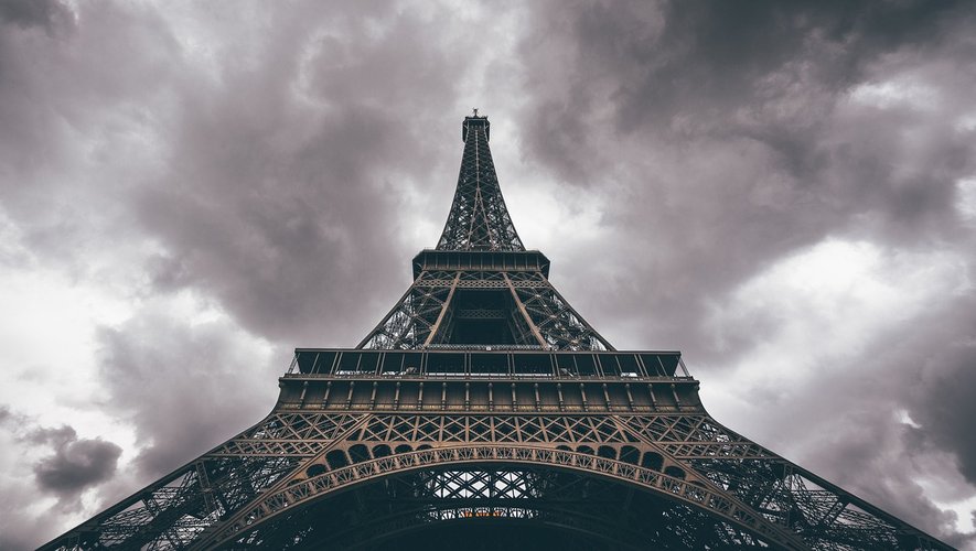 Tour Eiffel : une pièce de l'ascenseur "éclate", trois hommes coincés pendant quatre heures à 30 mètres de hauteur
