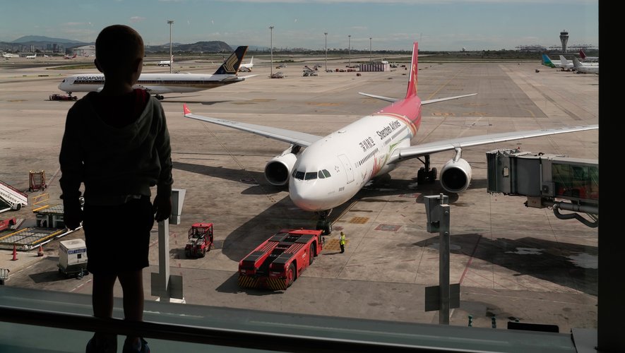 Un colis contenant des matières radioactives a fui dans la soute : l'avion immobilisé à l'aéroport de Barcelone, les 143 passagers confinés