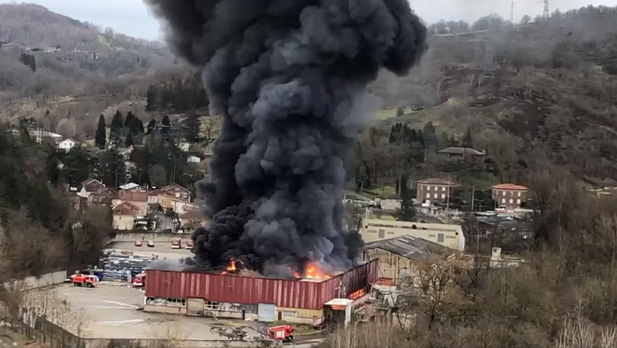 VIDEO. Important incendie d'une usine en Aveyron : 900 tonnes de batteries au lithium parties en fumée