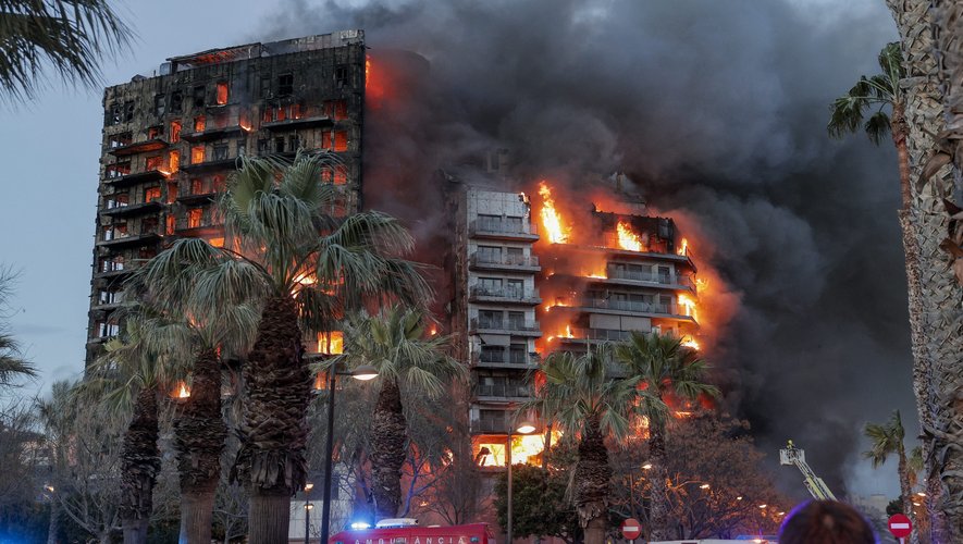 VIDEOS. Espagne : les images impressionnantes de l'incendie qui a fait 4 morts et jusqu'à 15 blessés dans un immeuble