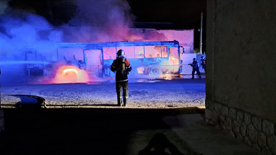 Narbonne : un autobus détruit par les flammes à Thézan-des-Corbières ce samedi 30 mars à 23 heures